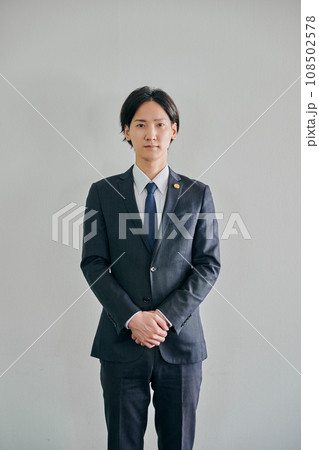 白バックを背景に立つ男性弁護士 白バックを背景に立つ男性弁護士 108502578
