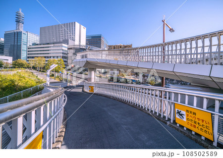 日本の横浜都市景観 みなとみらい21地区とを結ぶ「高島歩道橋」 108502589