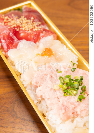 美味しい海鮮三色丼弁当 美味しい海鮮三色丼弁当 108502666