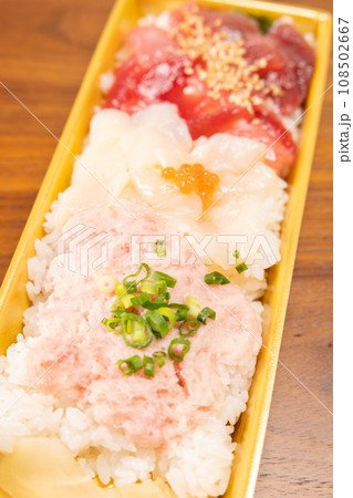 美味しい海鮮三色丼弁当 108502667