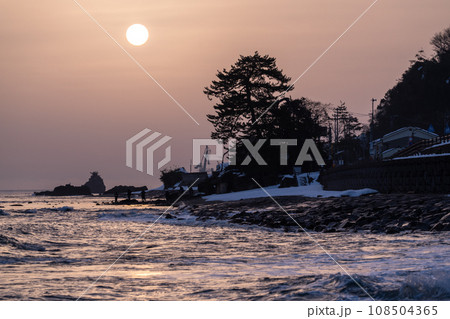 《富山県》雨晴海岸・冬の夜明け 108504365