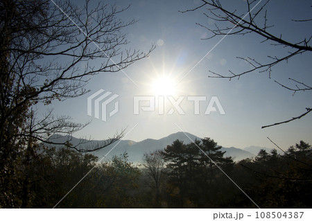 山に差し込む太陽 山に差し込む太陽 108504387