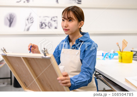 デッサンをする女性 デッサンをする女性 108504785