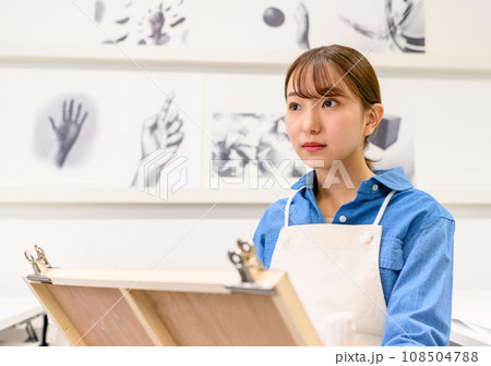 デッサンをする女性 108504788
