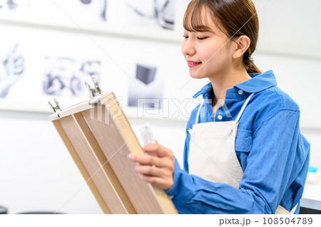 デッサンをする女性 108504789