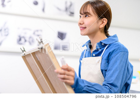 デッサンをする女性 108504796