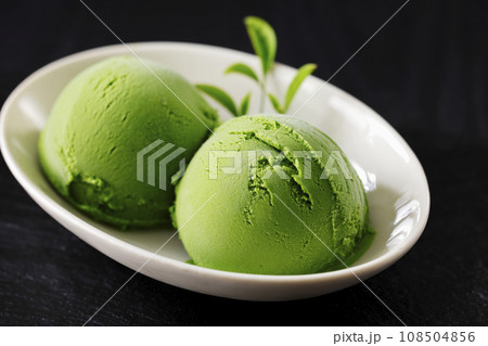 白いお皿に盛り付けた抹茶アイス 白いお皿に盛り付けた抹茶アイス 108504856