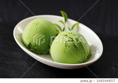 白いお皿に盛り付けた抹茶アイス 白いお皿に盛り付けた抹茶アイス 108504857