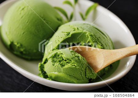 白いお皿に盛り付けた抹茶アイス 108504864