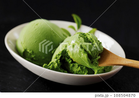 白いお皿に盛り付けた抹茶アイス 白いお皿に盛り付けた抹茶アイス 108504870