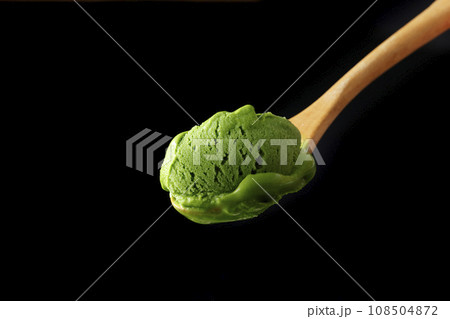 木のスプーンですくった抹茶アイスクリーム 木のスプーンですくった抹茶アイスクリーム 108504872