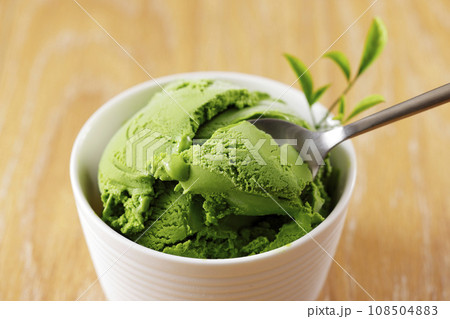 白いお皿に盛った抹茶アイスクリーム 白いお皿に盛った抹茶アイスクリーム 108504883