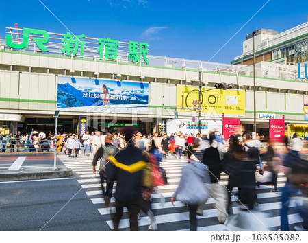 三連休初日の新宿駅南口 三連休初日の新宿駅南口 108505082