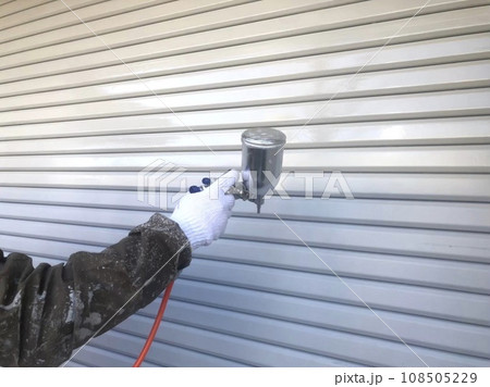 錆止めをしたシャッターにグレー色で中塗り吹き付け塗装 108505229