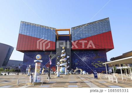 大阪市港区　青空に映える海遊館 108505331