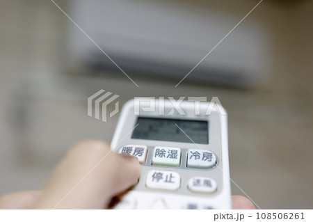 エアコンのリモコン　暖房をオン 108506261