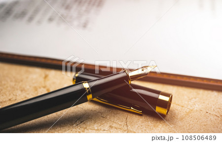万年筆が置かれたデスク 108506489