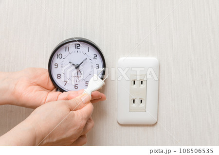 【時間と電気をイメージする主婦】 108506535