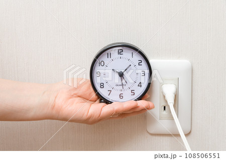 【時間と電気をイメージする主婦】 108506551