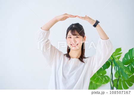 OKのハンドサインをする若い女性 OKのハンドサインをする若い女性 108507167