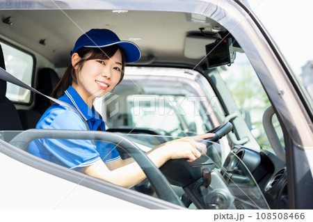 トラックを運転する配送スタッフ トラックを運転する配送スタッフ 108508466