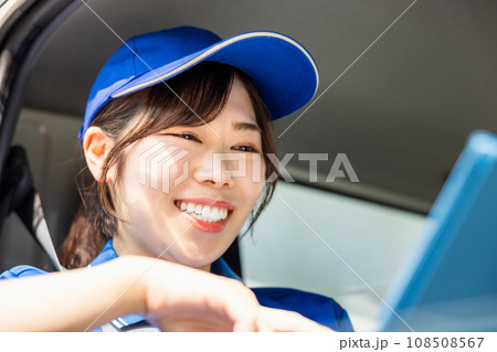 配送ルートを確認する女性ドライバー 108508567