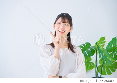 人差し指を上げるポーズをする若い女性 人差し指を上げるポーズをする若い女性 108508607
