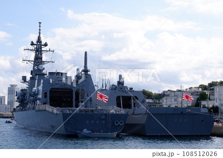 護衛艦くまのと護衛艦まきなみ 108512026