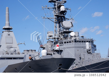 護衛艦くまのと護衛艦まきなみの艦橋 護衛艦くまのと護衛艦まきなみの艦橋 108512042