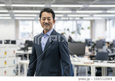 カメラ目線の50代のビジネスマン カメラ目線の50代のビジネスマン 108512064