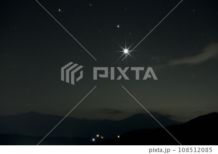北杜市白州町から見る茅ヶ岳の未明の空に燦然と輝く明けの明星 108512085