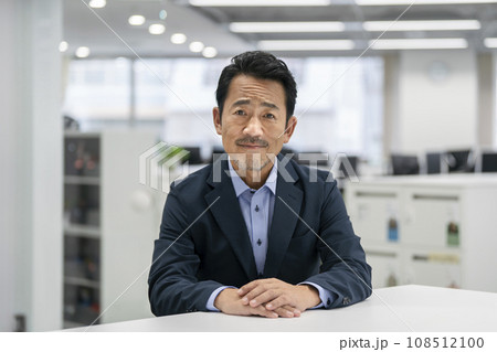カメラ目線の50代のビジネスマン 108512100