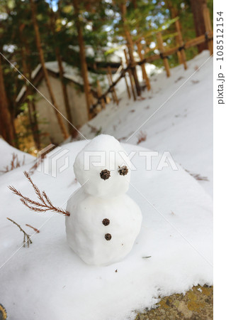 雪国の雪だるま　かわいい　子供の冬あそび 108512154