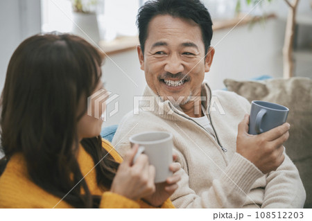 マグカップを持った笑顔の50代の男性 マグカップを持った笑顔の50代の男性 108512203