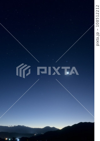 北杜市白州町から見る茅ヶ岳の未明の空に燦然と輝く明けの明星 108512212