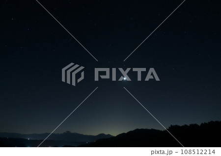 北杜市白州町から見る茅ヶ岳の未明の空に燦然と輝く明けの明星 108512214