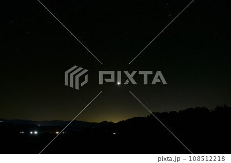 北杜市白州町から見る茅ヶ岳の未明の空に燦然と輝く明けの明星 108512218