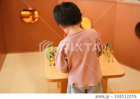 室内遊具で遊ぶ男の子 室内遊具で遊ぶ男の子 108512259