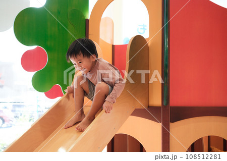 室内遊具で遊ぶ男の子 室内遊具で遊ぶ男の子 108512281
