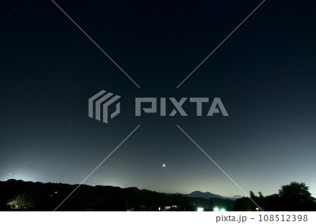 北杜市白州町から見る茅ヶ岳の未明の空に燦然と輝く明けの明星 108512398
