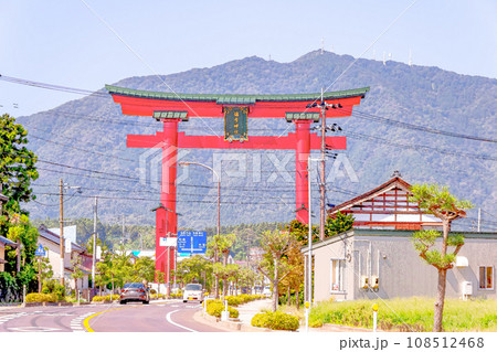 弥彦山と彌彦神社の赤い大鳥居 弥彦山と彌彦神社の赤い大鳥居 108512468