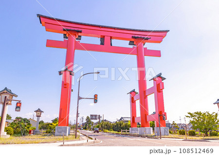 青空と彌彦神社の赤い大鳥居 108512469