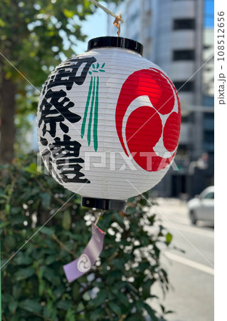 街角に吊り下げられた伝統的な和の提灯 街角に吊り下げられた伝統的な和の提灯 108512656