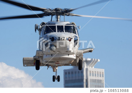 横須賀基地を離陸するSH60シーホーク 横須賀基地を離陸するSH60シーホーク 108513088