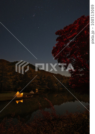 晩秋の湖畔キャンプ場夜景 晩秋の湖畔キャンプ場夜景 108513089