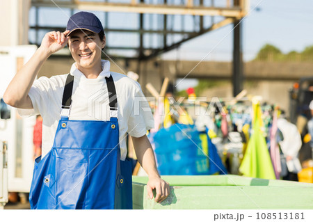 漁港で働く若い漁師さん 108513181