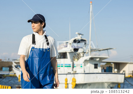 漁港に立つ若い漁業従事者 108513242