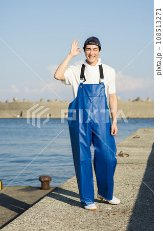 漁港に立つ若い漁業従事者 108513271