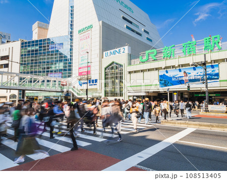 三連休初日の新宿駅南口 108513405