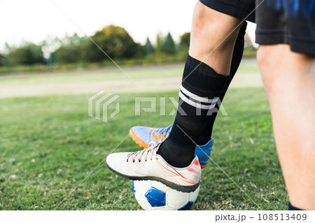 サッカーボールを蹴る子ども 108513409
